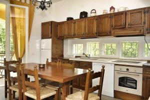cocina con armarios de madera y mesa de madera en La Casa nel Bosco, en Civitella in Val di Chiana