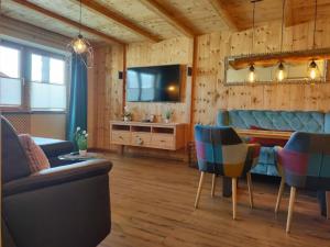 un soggiorno con un divano e una televisione di One-bedroom apartment a Inzell