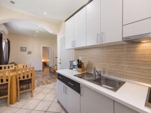 Dapur atau dapur kecil di Apartments Nmn - One Bedroom apartment 1