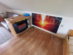 TV a/nebo společenská místnost v ubytování Visnja Gora Meadow Hideaway with Terrace - One Bedroom Cottage with Terrace