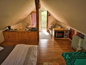 Posezení v ubytování Visnja Gora Meadow Hideaway with Terrace - One Bedroom Cottage with Terrace