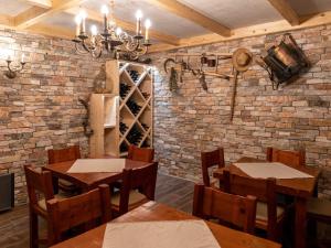 Restaurace v ubytování Echo Valley Hillside Holiday Home with Sauna - Two Bedroom Holiday Home with Sauna