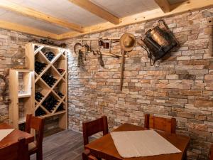 TV a/nebo společenská místnost v ubytování Echo Valley Hillside Holiday Home with Sauna - Two Bedroom Holiday Home with Sauna