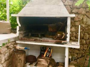 un forno in pietra posto sopra un muro di pietra di Beach House - 2m from beach - Three Bedroom House a Punta