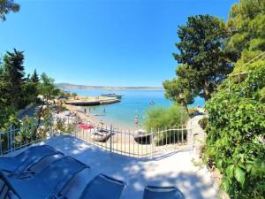 una vista di una spiaggia con persone in acqua di Beach House - 2m from beach - Three Bedroom House a Punta