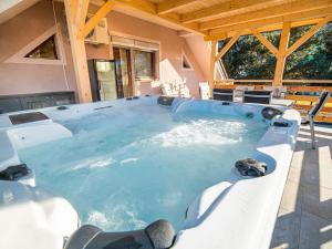 Bazén v ubytování Relaxing Retreat with Hot Tub in Sevnica - Three Bedroom Apartment nebo v jeho okolí