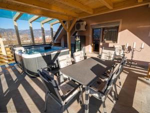 Balkón nebo terasa v ubytování Relaxing Retreat with Hot Tub in Sevnica - Three Bedroom Apartment