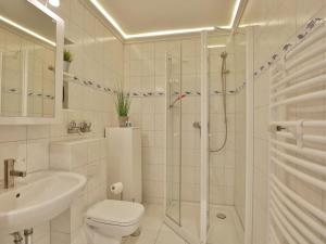 Un baño con ducha, inodoro y lavabo. en Dike crown in Haus Grimmershörn, en Cuxhaven 22 fotos más