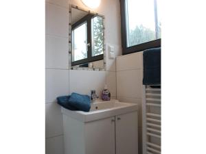 Un baño blanco con lavabo y espejo. en Holiday home in Rhön with 2 bedrooms, en Bischofsheim an der Rhön 17 fotos más