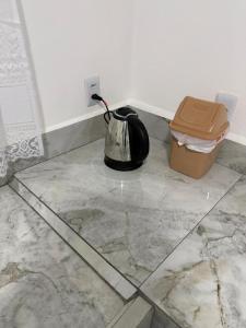 CanoinhasにあるApartamento Bela Vistaの湯沸かしポット