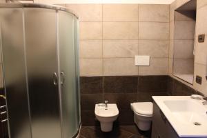 Koupelna v ubytování Albergo Diffuso Costauta