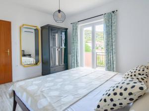 Ένα ή περισσότερα κρεβάτια σε δωμάτιο στο Apartment Villa Troskot - Villa with pool