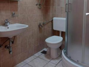 Ένα μπάνιο στο Studio apartment with balcony in Podaca