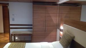 Postel nebo postele na pokoji v ubytování The Royal Orchid Hotel, Chembur