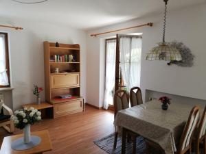 One-bedroom apartmentにあるシーティングエリア