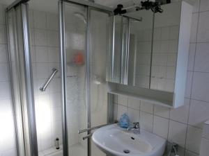 a bathroom with a shower and a sink at One-bedroom apartment in Leherheide