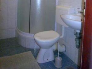 Ένα μπάνιο στο One bedroom apartment with balcony-APP4