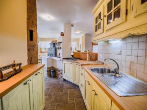 Kuchyň nebo kuchyňský kout v ubytování Hidden Authentic Haven Apartments - One Bedroom Apartment with Terrace