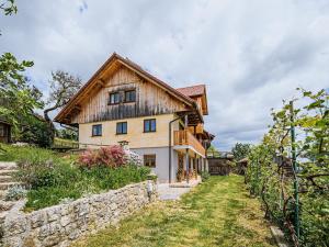 Budova, kde se apartmán nachází + 26 fotografií