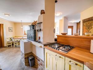 Kuchyň nebo kuchyňský kout v ubytování Hidden Authentic Haven Apartments - One Bedroom Apartment with Terrace