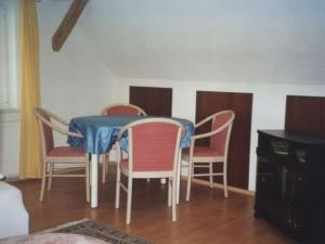 VesserにあるHoliday home guest comfortのダイニングルーム(テーブル、椅子、青いテーブル付)