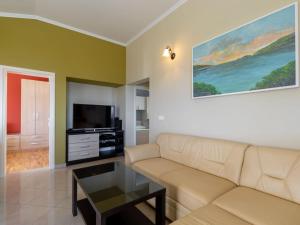 Μια τηλεόραση ή/και κέντρο ψυχαγωγίας στο Modern Villa with Pool