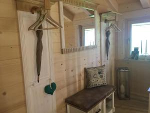ブーヒングにあるLog cabin Green Heartの木造の小屋(ベンチ、鏡付) +31枚の写真