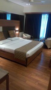 Postel nebo postele na pokoji v ubytování The Royal Orchid Hotel, Chembur