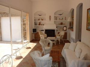Una sala de estar con un sofá blanco y sillas. en 1-bedroom villa in Cote d'Azur, en Cavalaire-sur-Mer