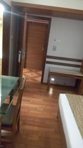 Postel nebo postele na pokoji v ubytování The Royal Orchid Hotel, Chembur