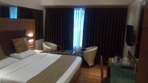 Postel nebo postele na pokoji v ubytování The Royal Orchid Hotel, Chembur
