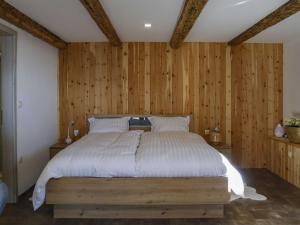 Postel nebo postele na pokoji v ubytování Mountain Vibrant and Timeless Apartment with Sauna - Studio Apartment with Terrace