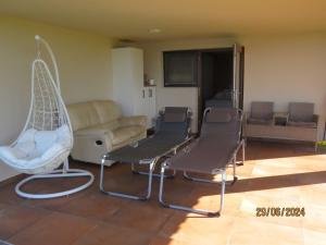 Posezení v ubytování Mountain Vibrant and Timeless Apartment with Sauna - Studio Apartment with Terrace