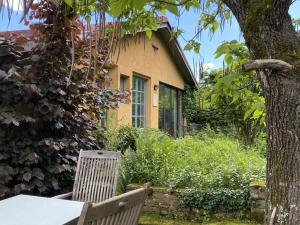 een tafel en stoel voor een huis bij Holiday home with 2 bedrooms in Katzenthal