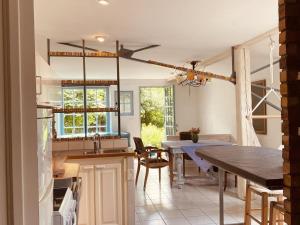 een keuken met een tafel en een eetkamer bij Holiday home with 2 bedrooms in Katzenthal