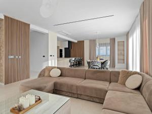 un soggiorno con divano marrone e una sala da pranzo di Villa Freedom - Five Bedroom House with Balcony a Mala Čista