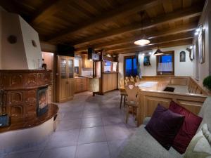 Kuchyň nebo kuchyňský kout v ubytování Vivid Hillside Country House with Hot-Tub and Sauna - Two Bedroom Country House