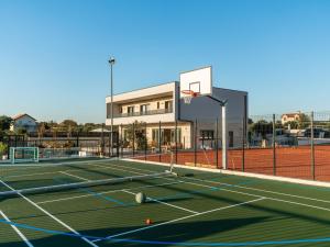 un campo da tennis con canestro da basket di Villa Freedom - Five Bedroom House with Balcony a Mala Čista