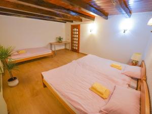 Postel nebo postele na pokoji v ubytování Cozy Luxe Holiday Home with Natural Thermal Bath - Seven Bedroom Holiday Home