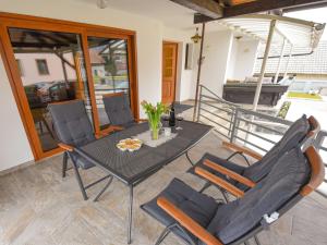 Posezení v ubytování Cozy Luxe Holiday Home with Natural Thermal Bath - Seven Bedroom Holiday Home