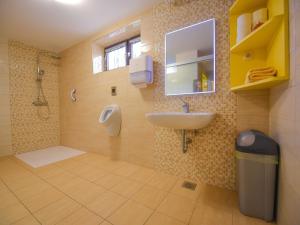 Koupelna v ubytování Cozy Luxe Holiday Home with Natural Thermal Bath - Seven Bedroom Holiday Home + 40 fotografií