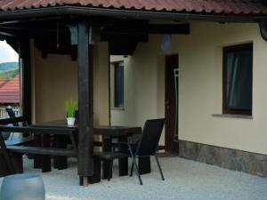 een terras met een tafel en stoelen onder een dak bij Standard One Bedroom Apartment in Čatež ob Savi