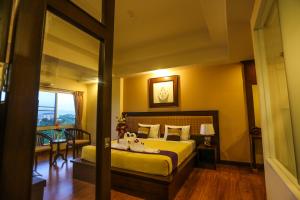 Postel nebo postele na pokoji v ubytování Madina Rayong Hotel