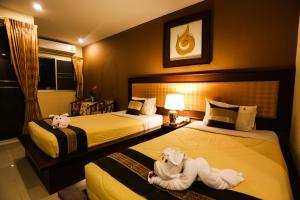 Postel nebo postele na pokoji v ubytování Madina Rayong Hotel