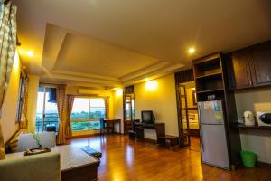 Kuchyň nebo kuchyňský kout v ubytování Madina Rayong Hotel