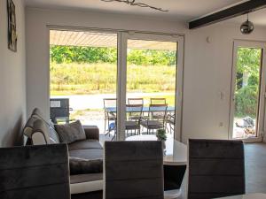 Φωτογραφία από το άλμπουμ του Tranquil Luxe Thermal Escape Mobile Home - Premium Mobile Home with Terrace σε Mostec +34 φωτογραφίες