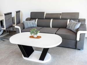 Φωτογραφία από το άλμπουμ του Tranquil Luxe Thermal Escape Mobile Home - Premium Mobile Home with Terrace σε Mostec