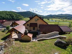 un gruppo di case con montagne sullo sfondo di Villa Narnia - Three Bedroom Villa a Gornji Prozor