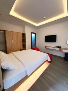 Postel nebo postele na pokoji v ubytování Hương Giang Hotel + 1 fotografie