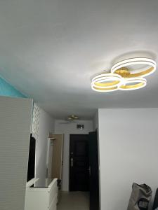 Habitación con techo con lámpara de araña. en Apartament Saturn Beta, en Mangalia